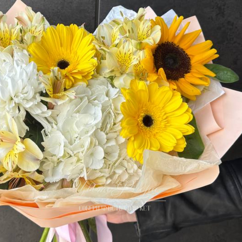Сборный букет с подсолнухом &laquo;Яркий день&raquo; 1