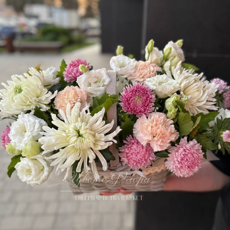 Цветочная композиция в корзине