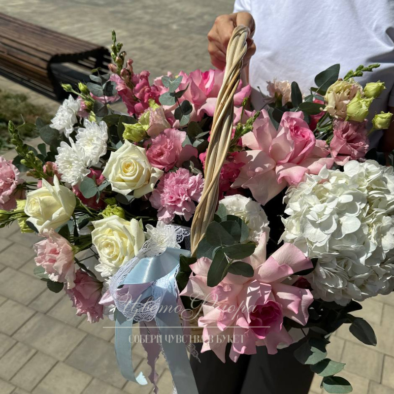 Сборная композиция в корзине