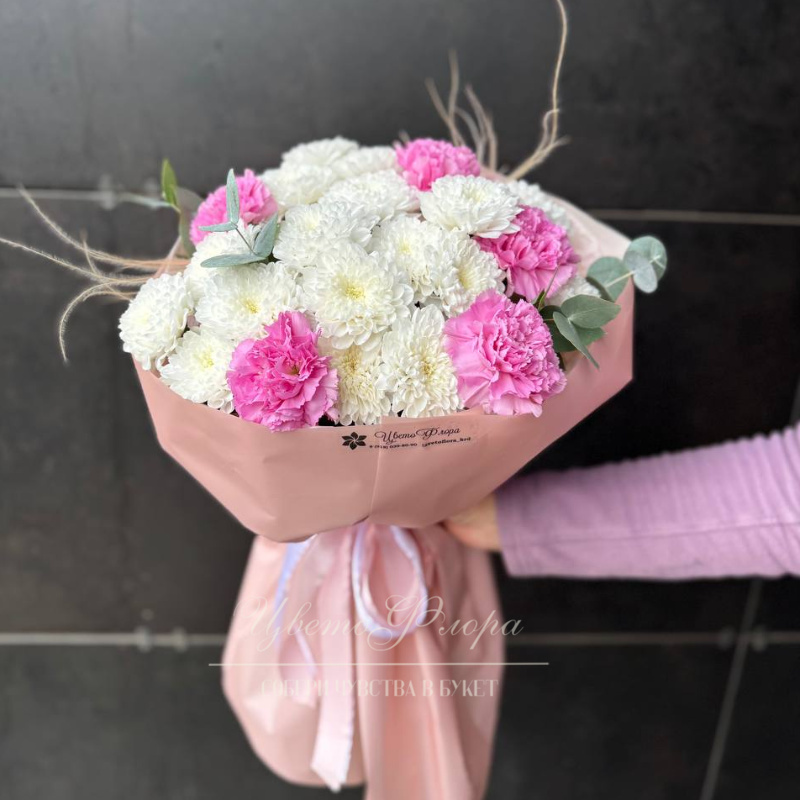 Сборный букет из диантуса и кустовой хризантемы
