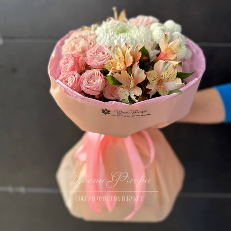 Сборный букет из кустовой розы, альстромерии