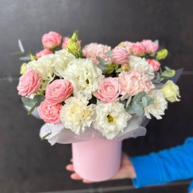 Сборная композиция из кустовой розы, эустомы от интернет-магазина «ЦветоФлора» в Краснодаре