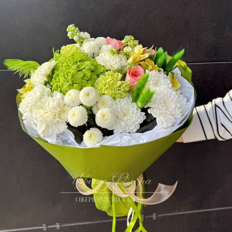 Сборный букет с гортензии, кустовой хризантемы, розы