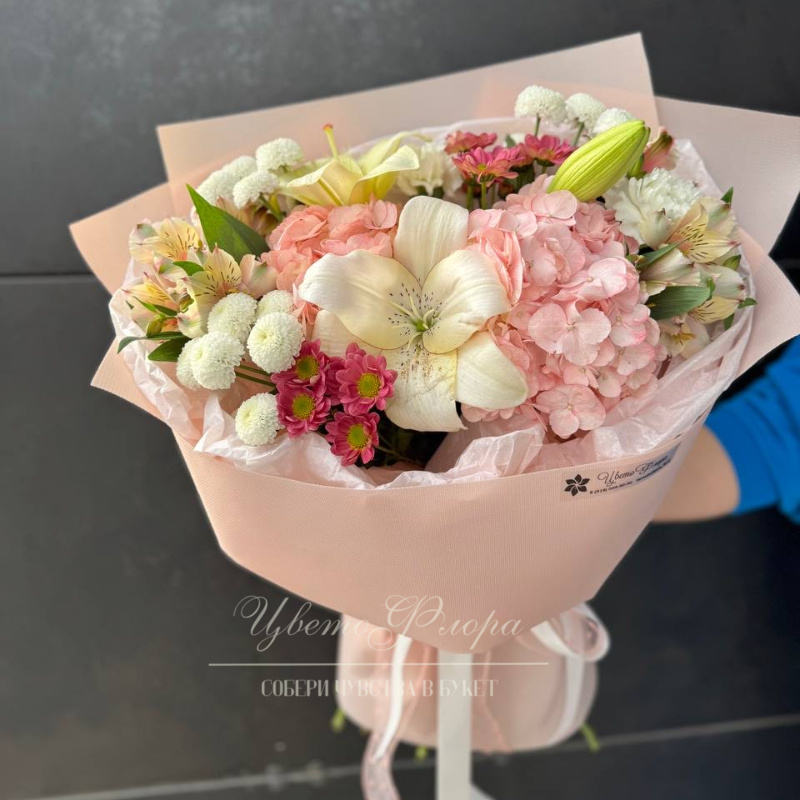 Сборный букет с гортензии, лилии 