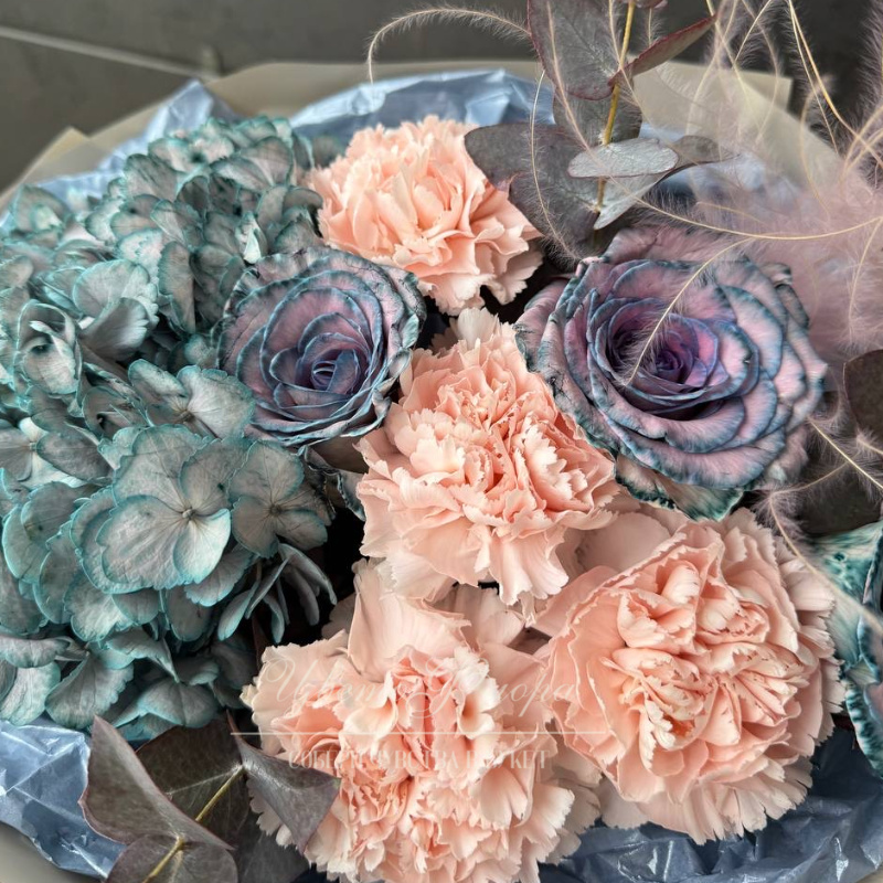 Сборный букет из гортензии, диантуса и розы