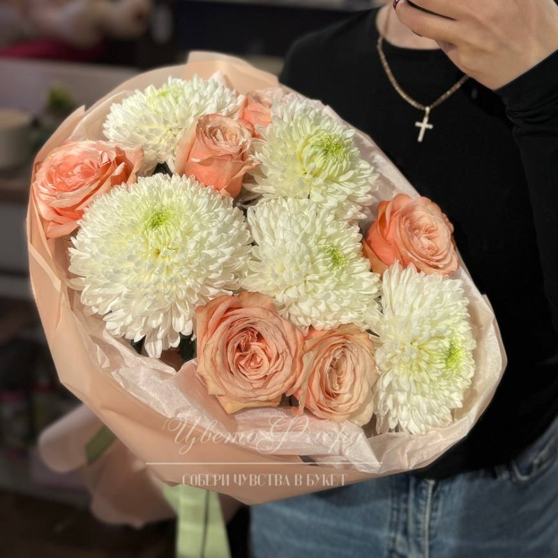 Сборный букет из хризантемы и розы