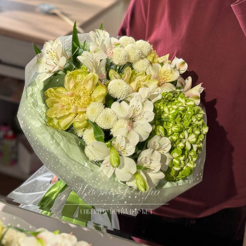 Сборный букет из гортензии розы Вегги