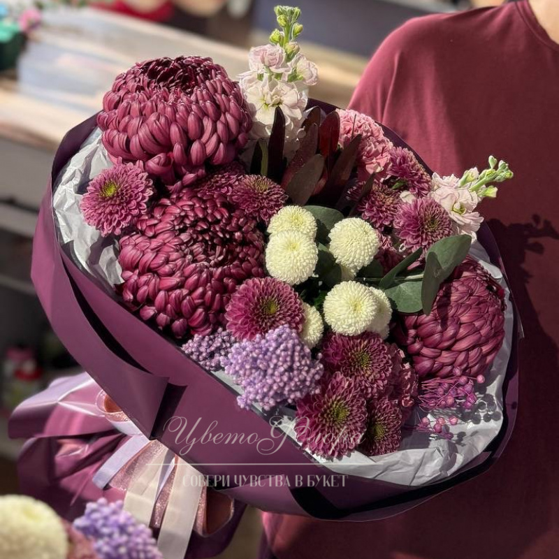 Сборный букет из хризантемы, маттиолы