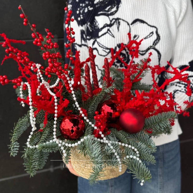 Новогодняя композиция с бусами