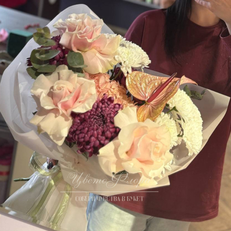 Сборный букет из антуриума, розы и хризантемы