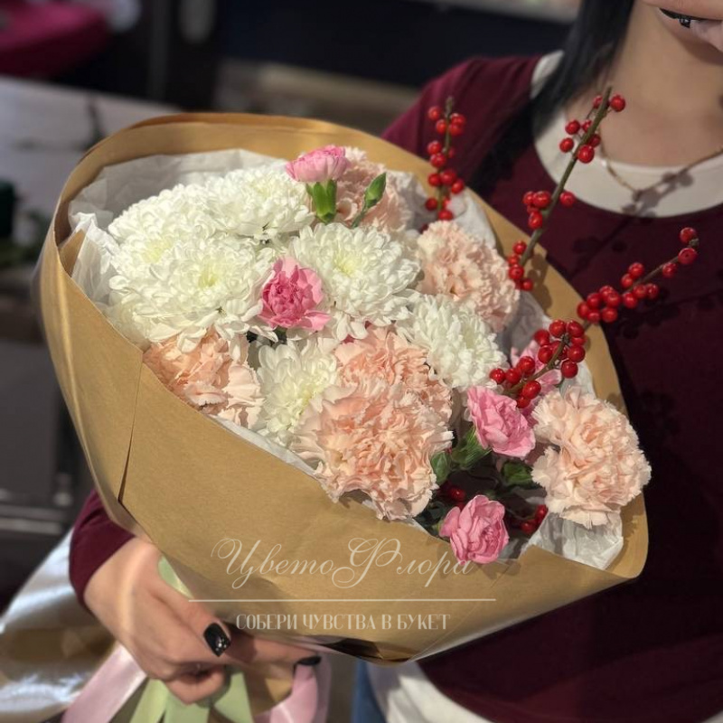 Сборный букет из илекса, хризантемы, диантуса