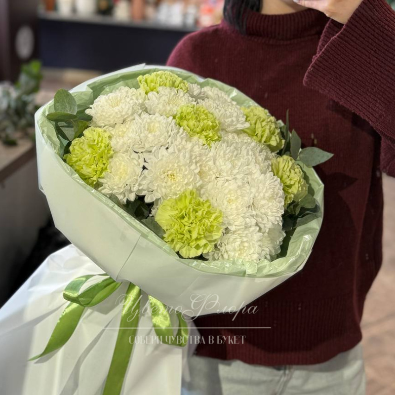 Сборный букет &laquo;Радость весны&raquo; из кустовой хризантемы и диантуса