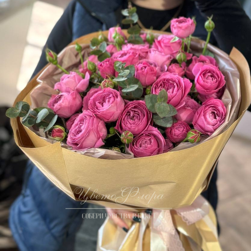 Моно букет из пионовидной кустовой розы